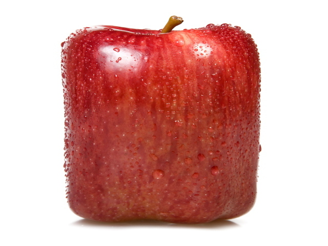 Красное квадратное яблоко
