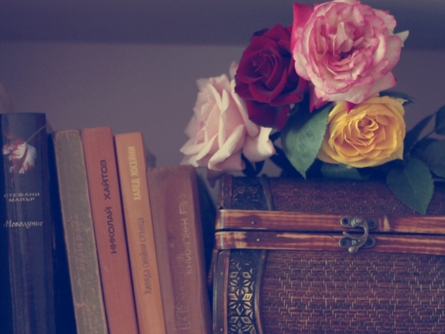 Розы на шкатулке и книги