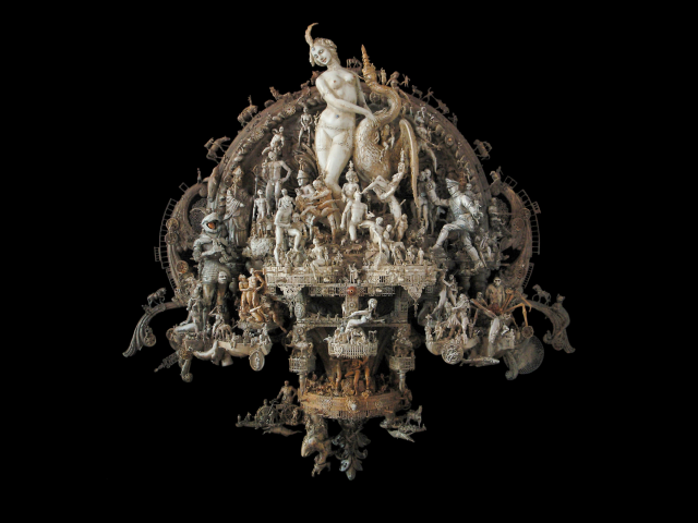 Скульптуры на черном фоне