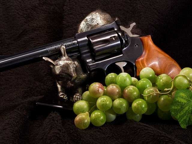 Револьвер и гроздь винограда