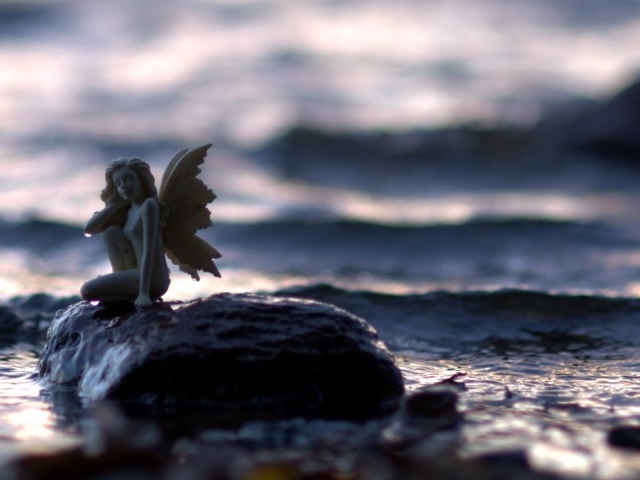 Статуэтка ангела на камне