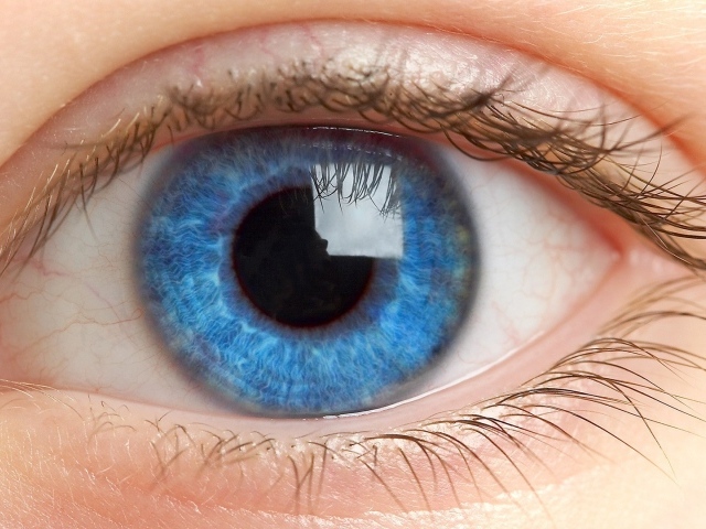 Синий открытый  глаз