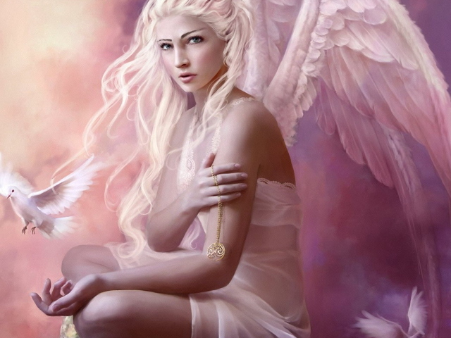 Ангел с золотым кулоном