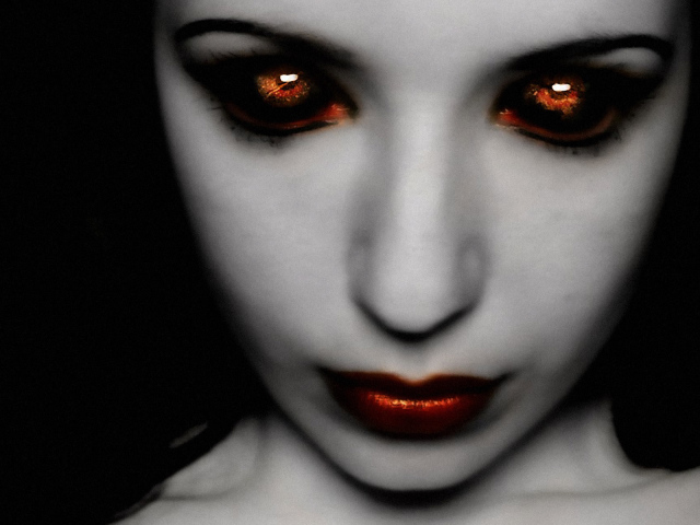 Огненные глаза у девушки вампира