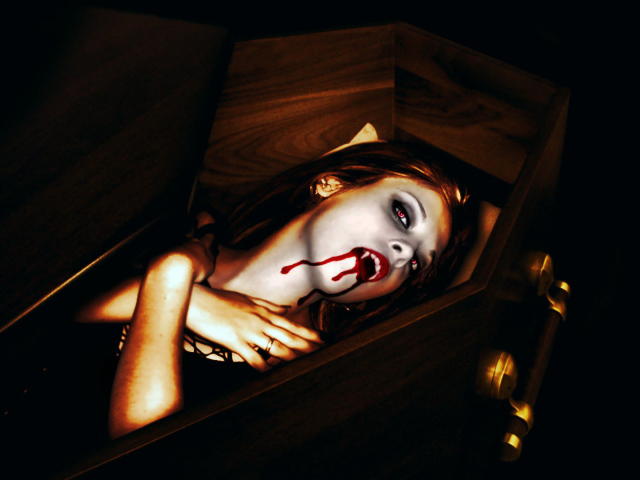 Девушка вампир в гробу