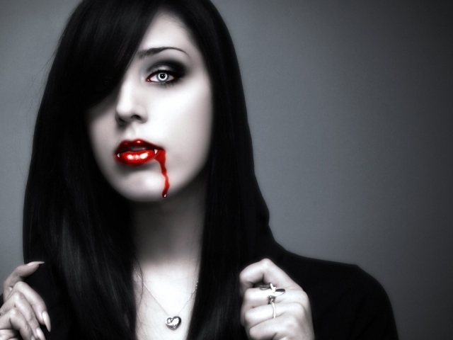 Черноволосая девушка вампир
