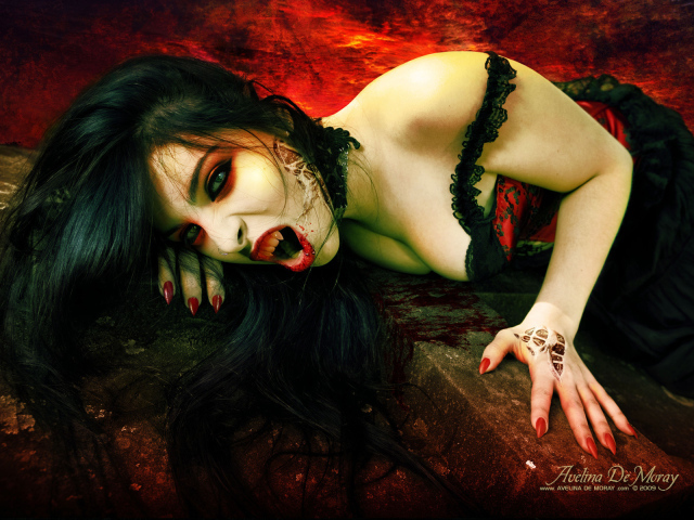Голодная и злая девушка вампир