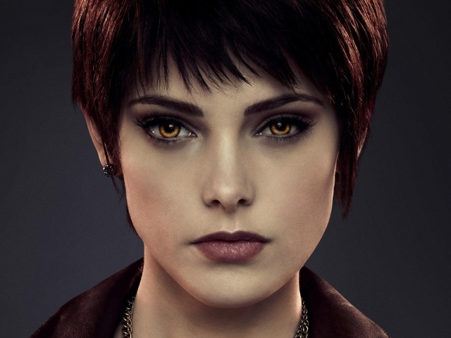 Красные волосы у девушки вампира