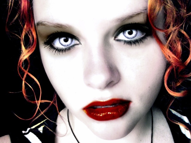 Грустная девушка вампир