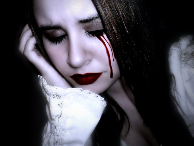 Слезы у девушки вампира