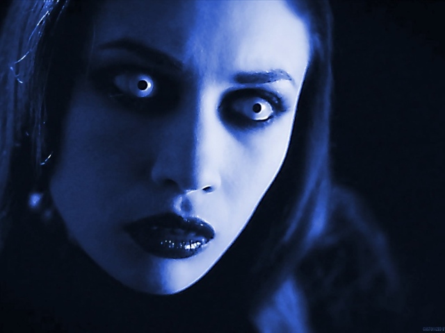 Злобная девушка вампир