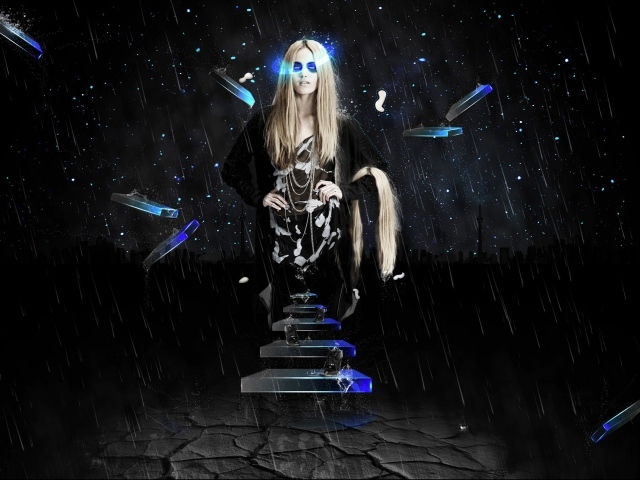 Женщина в черной одежде