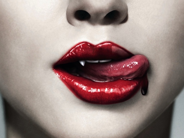 Настоящая кровь у девушки вампира