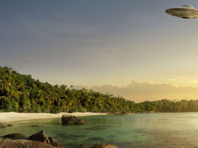 Летающая тарелка над пляжем