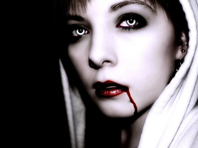 Девушка вампир в белом капюшоне