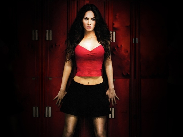 Девушка вампир в красном топе