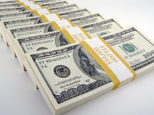 Пачки с долларами