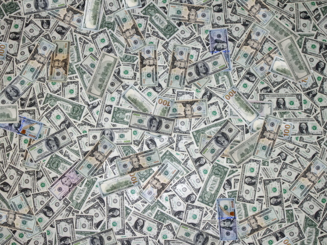 Россыпь денег долларов