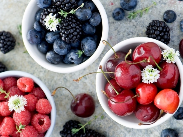 Чашки с фруктами