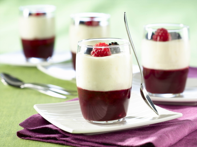 Десерт из малины и ежевики