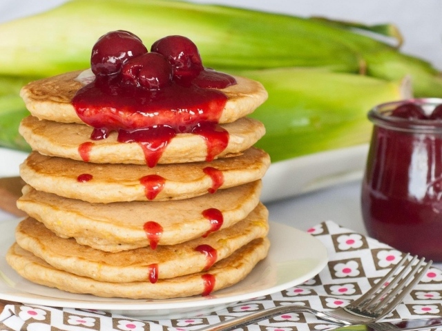 Оладьи с вишневым вареньем