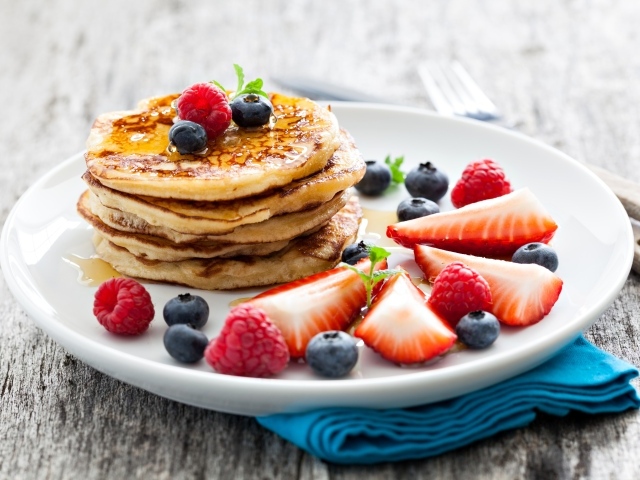 Оладьи с медом и ягодами