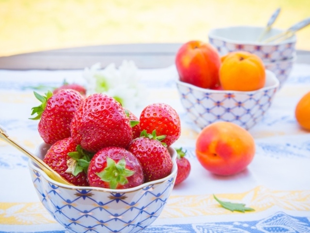 Клубника и абрикосы на десерт