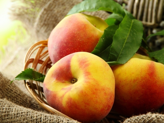 Корзина с персиками