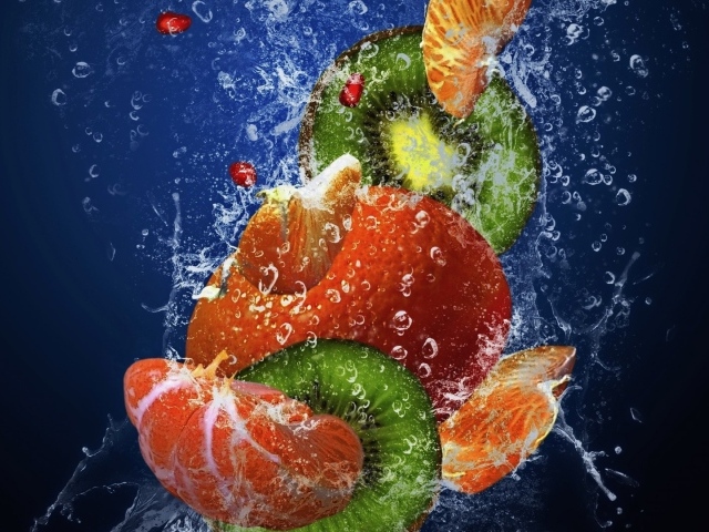 Дольки фруктов в воде