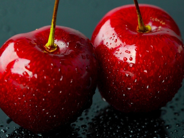 Спелая вишня с каплями воды