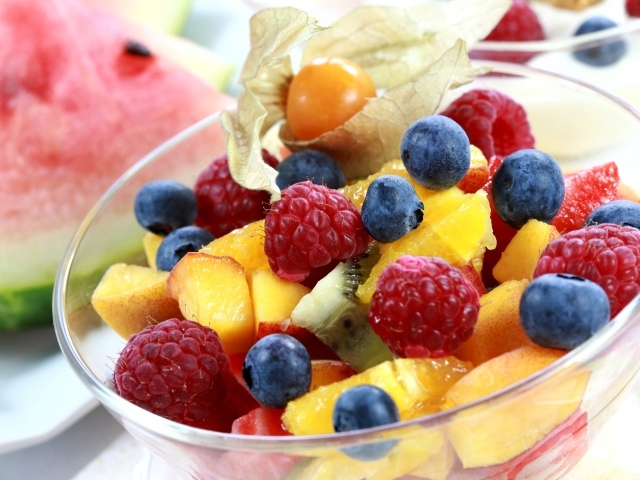 Салат из ягод и фруктов
