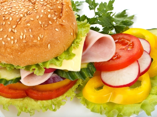 Гамбургер с помидорами