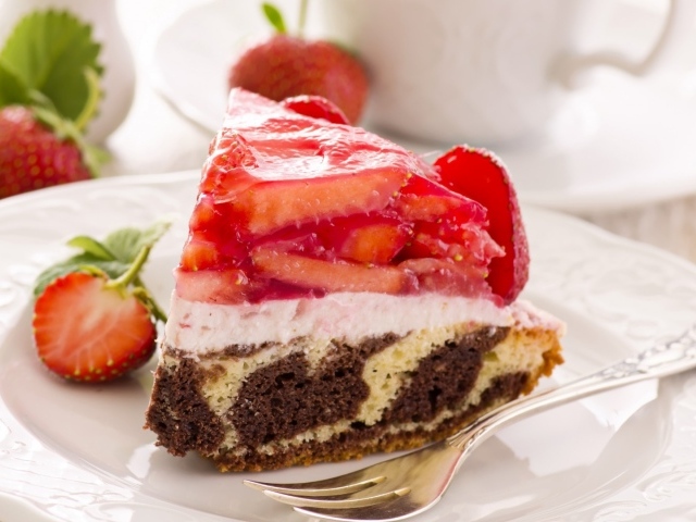 Торт с клубникой