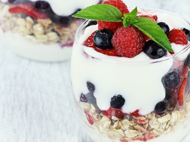 Десерт с орехами и ягодами