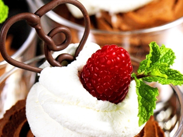 Мороженное с малиной