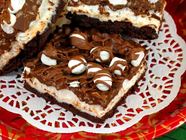 Кусочки торта на тарелке