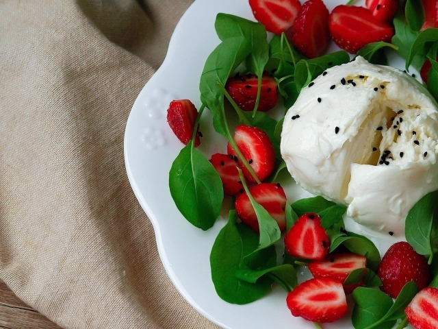 Мороженое с клубникой и листьями