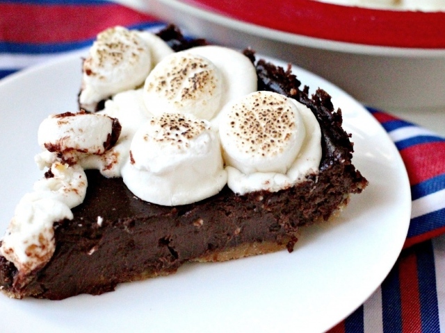 Шоколадный торт с кремом