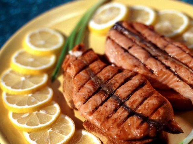 Сочный стейк с лимоном