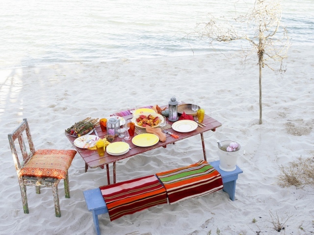 Стол с едой на пляже