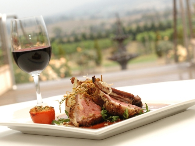 Жареные ребрышки и вино