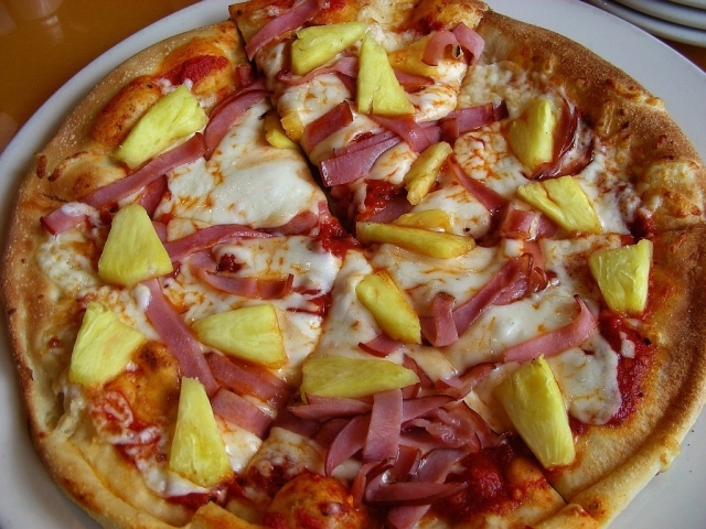 Пицца с ананасами