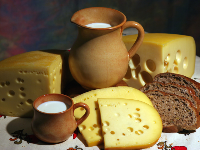 Молоко, сыр и хлеб