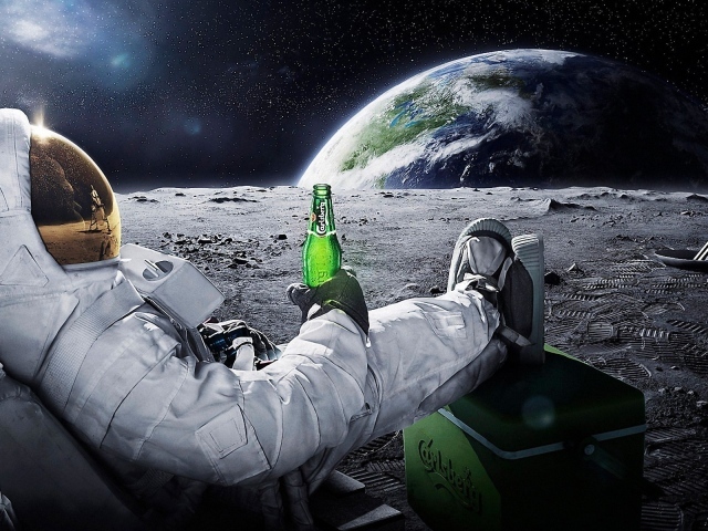 Космонавт с пивом на Луне