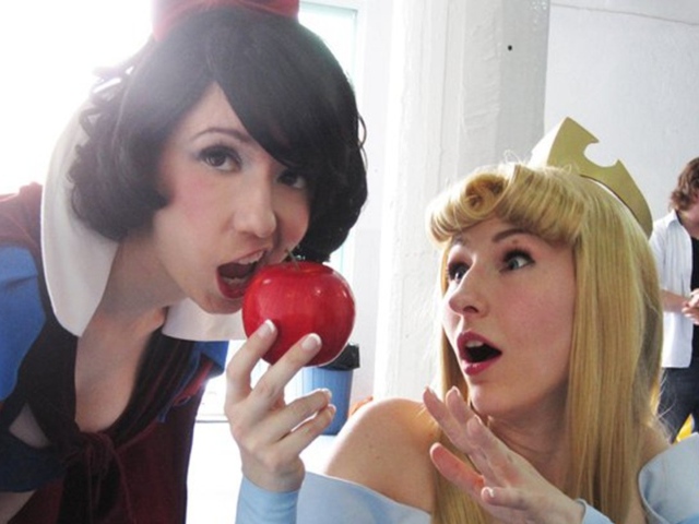 Брюнетка кусает яблоко