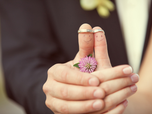 Свадебные кольца на пальцах