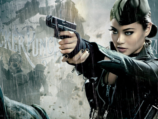 Девушка в пилотке с пистолетом