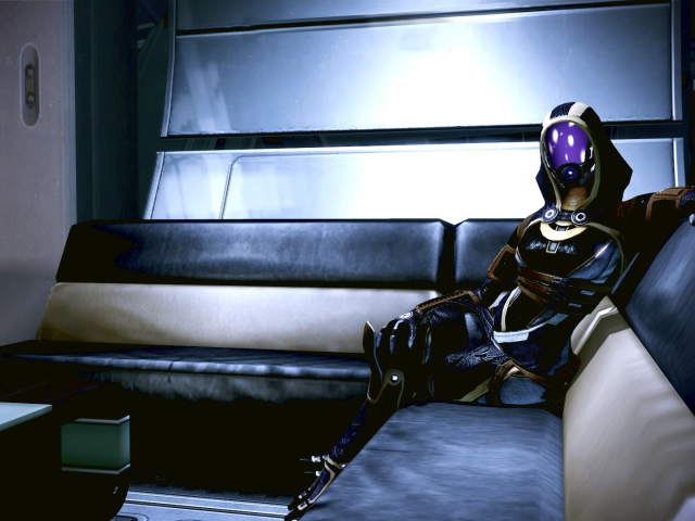 Инопланетянин сидит на диване