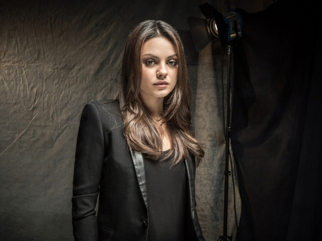 Красивая Мила Кунис