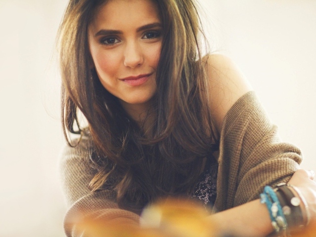 Красивая Нина Добрев